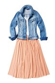 weit schwingender Plissee-Rock im Retro-Stil, Top und Jeansjacke