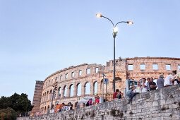 Kroatien: Istrien, Pula, Amphitheater, Touristen