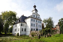 Ostseeküste: Herrenhaus Kletkamp, Fassade mit Turm, Einfahrt