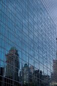 New York: Hochhäuser spiegeln sich in anderen, nähe Bryant Park