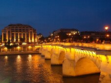Paris: Pont Neuf, Brücke über Seine, abends, Lichter.