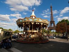 Paris: Karussel, mit Blick auf den Eiffelturm