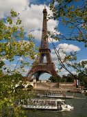 Paris: Blick auf Eiffelturm, Himmel bewölkt.