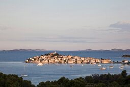 Kroatien: Dorf Primo¿ten, Meerblick, Berge am Horizont