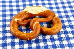 Laugenbrezel auf karierter Serviette.