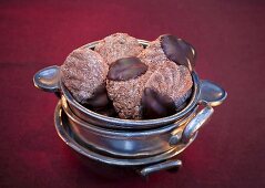 Bärentatzen (madeline-style cakes) with chocolate