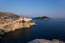 Kroatien: Dubrovnik, Küste, von der alten Stadtmauer aus
