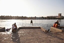 Ägypten, Assuan, Sprung in den Nil 