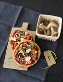 Fladenbrot-Pizzen mit Pilzen, Tomaten und Schafskäse