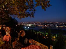 Istanbul: Pera, Goldenes Horn, Bosporus, Restaurant, Stadtansicht