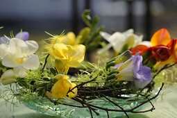 Bouquet aus bunten Freesien in einer Glasschale