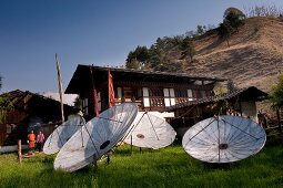 Bhutan, Haus mit TV Schüsseln in Bum thang