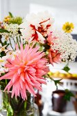 Sommerlicher Blumenstrauss in Vase