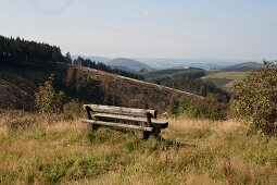 Deutschland, Sauerland, Landschaft Ausblick, Berge, Tal, Bank, Wiesen