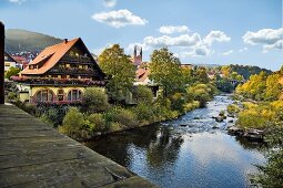 Schwarzwald: Gemeinde Forbach, Fluss, Ufer bewachsen, malerisch