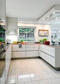 weiße offene Küche mit Esstresen 