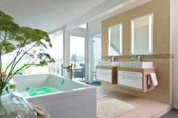 Badezimmer, Wellness-Oase, Whirlpool Waschtische, Spiegel, Dachschräge