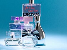 Duft-Trends: Auswahl verschiedener Parfüms, New York-Style