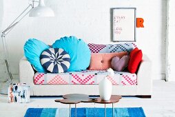 Sofa mit buntem Bezug und Dekokissen