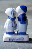 Küssendes Pärchen aus Porzellan, aus Holland