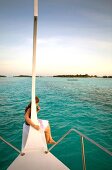 Blick vom Boot, Frau, Insel Velighanduhuraa, Malediven