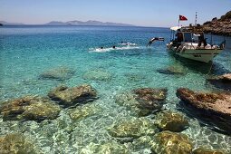 Türkei, Türkische Ägäis, Strand, Urlauber, Badebucht, Schiff