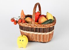 Obstkorb, gefüllter Bastkorb mit Obst und Gemüse