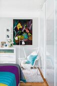 Leseecke im Schlafzimmer mit Drahtsessel, Stehleuchte & Wandbild