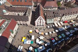 Blick vom Münster auf den Münster- platz, Altstadt