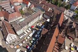 Blick vom Münster auf den Münster- platz, Altstadt