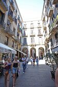 Barcelona, Gasse zum Plaça Reial Touristen, Straßencafe