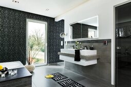 Badezimmer in anthrazit, Luxus, Wanne mit Ruhebank, Becken