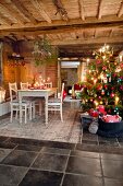 Weihnachtsbaum, Weihnachtsgeschenke, Mistelzweige, rustikales Häuschen