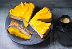 Cheesecake with poppyseeds and mango