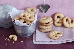 Crispy pretzels: pretzel-shaped pretzels with a limoncello glaze