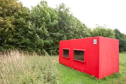 roter Container im Park von Schloss Wendlinghausen