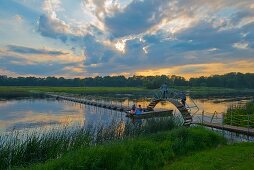 Lettland, Riga, Pontonbruecke, Schwimmbruecke ueber die Lielupe.