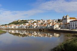 Portugal, Algarve, Blick auf Alcacer do Sal am Rio Sado