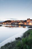 Portugal, Algarve, Blick auf Alcacer do Sal am Rio Sado