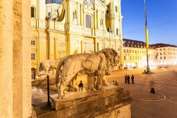 Deutschland, München, Odeonsplatz mit der Feldherrenhalle