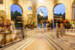 Deutschland, München, Tango-Tänzer im Hofgartentempel.