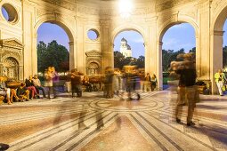 Deutschland, München, Tango-Tänzer im Hofgartentempel.