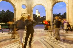 Deutschland, München, Tango-Tänzer im Hofgartentempel.