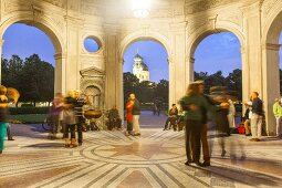 Deutschland, München, Tango-Tänzer im Hofgartentempel.