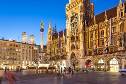 Deutschland, München, Marienplatz mit dem Rathaus