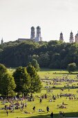 Deutschland, München, Sonnenbaden im Englischer Garten. 