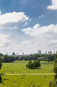 Deutschland, München, Sonnenbaden im Englischer Garten. 