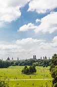 Deutschland, München, Sonnenbaden im Englischer Garten. 