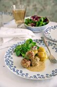 Meatballs with potatoes and dill sauce