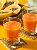Zwei Gläser Papaya-Apfel-Saft